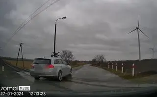 Kierowca wyprzedzał na przejeździe kolejowym