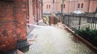 Balkon odpadł od budynku plebanii