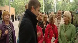 Zwiedzających oprowadzali przewodnicy