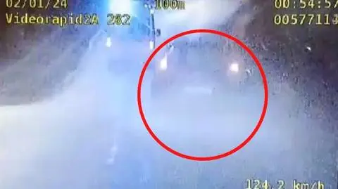Jechał za karetką na sygnale. Zauważyła to policja. Nagranie
