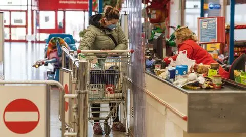 sklep merket kasa zakupy maska - Dziurek shutterstock_1692285565