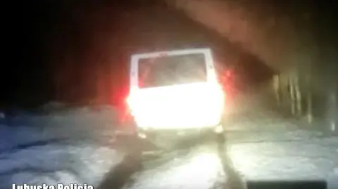 Zbarzewo. Pościg za kierowcą busa. Wiózł poszukiwanego pasażera i narkotyki