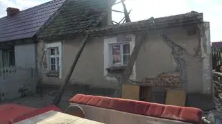 Pozostałości domu podparte drewnianymi balami