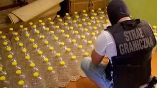 Funkcjonariusze zabezpieczyli łącznie prawie 2 tysiące litrów alkoholu