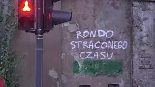 Ironiczny napis na ścianie jednego z budynków przylegających do ronda Solidarności