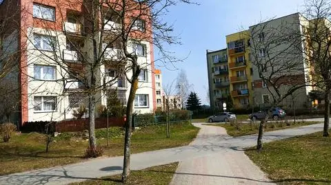 Ciało 78-latki przed blokiem. Prokuratura: wnuczek wyrzucił ją z balkonu