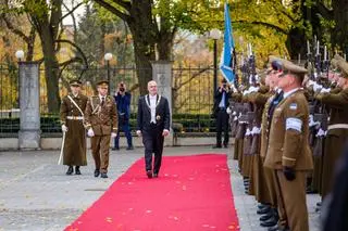 Jako zwierzchnik sił zbrojnych Karis powiedział, że współczesnych wojen nie wywołują ostrzały artyleryjskie, ale "konflikty hybrydowe oraz cyberataki"