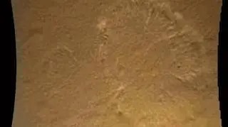 Pył z powierzchni Marsa unoszony przez wydech silnika rakietowego