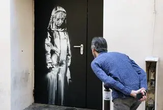Praca Banksy'ego na drzwiach Bataclanu