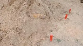 Niewybuch w ziemi z wykopanego grobu