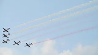Samoloty na niebie zostawiły za sobą biało-czerwone kolory. Maszyny przeleciały w rytm muzyki "Marsz Lotników"