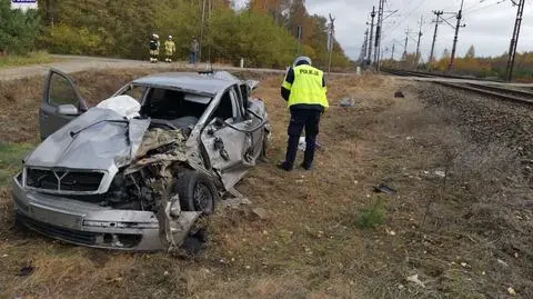 Wjechał pod pociąg i doznał jedynie lekkich obrażeń. "Może mówić o ogromnym szczęściu" 