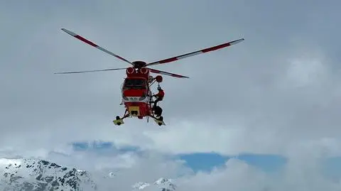 Snowboardzista spadał z lawiną przez 850 metrów. Trudne warunki w Tatrach