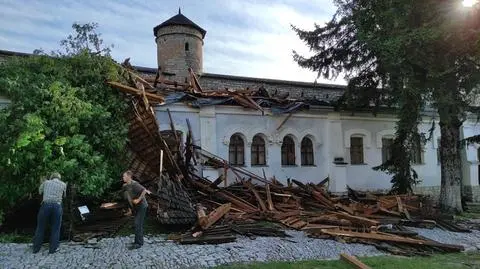 Uszkodzony dach Baszty Łaskiej