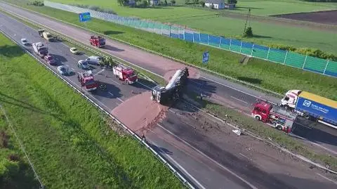 Słodka katastrofa na ustach całego świata. Mogłoby tam utknąć auto z truskawkami