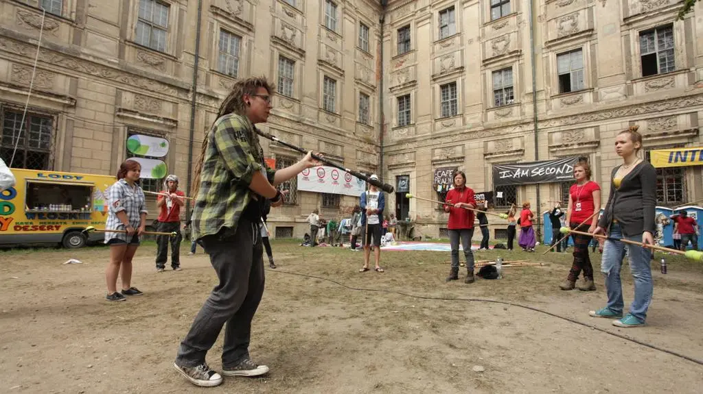 Sześć tysięcy uczestników, przeszło 120 warsztatów, stu artystów i 10 scen. W Lubiążu trwa XX Slot Art Festival.