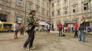 Sześć tysięcy uczestników, przeszło 120 warsztatów, stu artystów i 10 scen. W Lubiążu trwa XX Slot Art Festival.