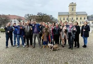 60 osób, które nigdy nie działały w polityce, powalczy o odbicie miasta z rąk "wiecznych"