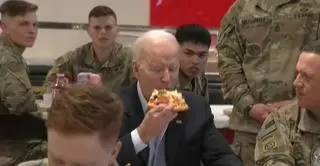 Amerykańscy żołnierze poczęstowali Joe Bidena pizzą na lotnisku Rzeszów-Jasionka