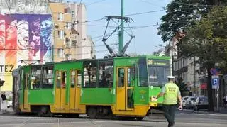 Pracownik Nadzoru Ruchu kieruje na objazdy