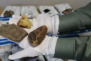 Funkcjonariusze KAS wykryli przemyt bursztynu o wartości ponad 205 tys. zł
