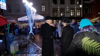 W Krakowie uroczyście odpalili ostatnią świecę chanukową