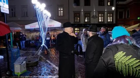 W Krakowie uroczyście odpalili ostatnią świecę chanukową