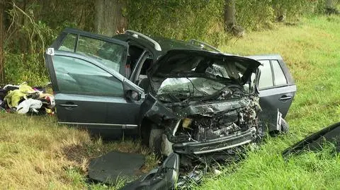 Czołowe zderzenie busa z autem osobowym. Siedmioro rannych, w tym dwoje dzieci