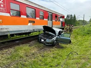 Samochód osobowy wjechał wprost przed pociąg w Bulowicach (woj. małopolskie)