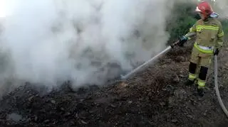 Podczas gaszenia ze szczelin wydobywała się para wodna