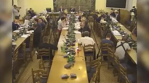 Piotrowicz w czasie komisji rozmawia z tajemniczą panią prezes