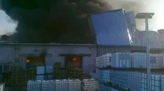 Coraz większa ilość służb walczy z żywiołem ognia, który nęka Lubań. Ponad 200 strażaków i 10 policjantów pracuje przy płonącej dwukondygnacyjnej hali. Akcja odbywa się w maskach tlenowych, aby uniknąć ewentualnego podtrucia.