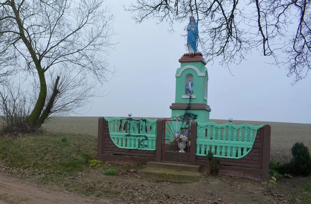 Wandale pomalowali farbą figurkę