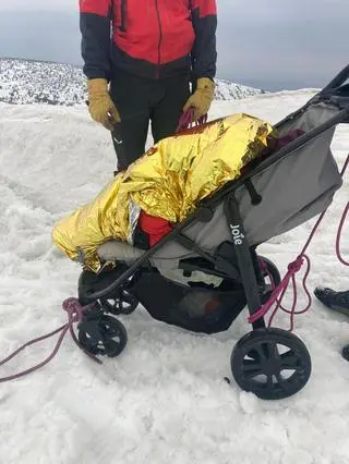 Turyści zabrali ze są w góry dziecko w spacerówce