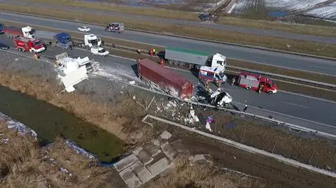 Zderzenie dwóch samochodów ciężarowych. "Jeden stał na poboczu z uszkodzoną oponą, drugi go nie zauważył"