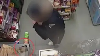 Mężczyzna odłożył portfel, żeby spakować zakupy w sklepie w Jaworze