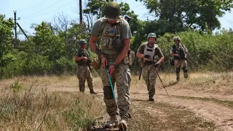 Ukraińscy saperzy na zaminowanych przez Rosjan terenach 