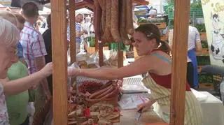 Poznaniacy chętnie kupują i degustują mięsne specjały