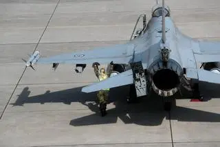 Myśliwiec F-16 w bazie lotniczej w norweskim Bodoe