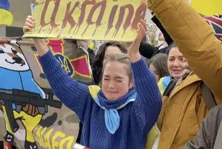 Ukraińska dziewczyna manifestowała przed Residenze Munich