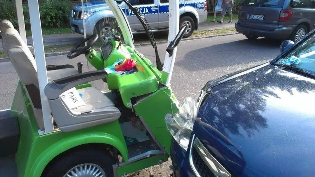 Wjechał melexem w 4 samochody