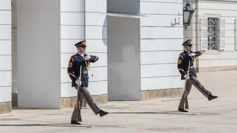 Bratysława, warta honorowa przed Pałacem Prezydenckim