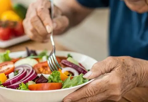 Jak jeść, by starzeć się wolniej? Zbadano dziesięć diet i wpływ na DNA. Będzie zaskoczenie
