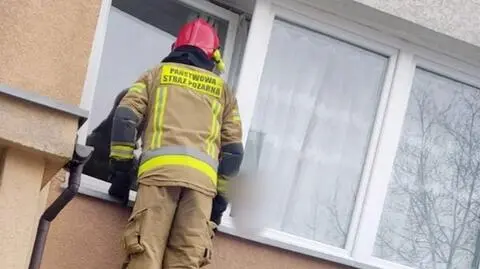 Straż pożarna weszła do mieszkania przez uchylone okno