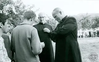 Ksiądz Franciszek Blachnicki (w środku)