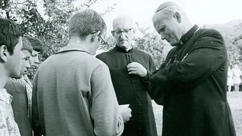 Ksiądz Franciszek Blachnicki (w środku)