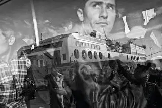 2016: Grecja. Migranci i uchodźcy opuszczający port w Pireusie.
