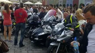 Motory zaparkowały przed ratuszem