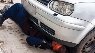 Potrzebny był nawet podnośnik samochodowy