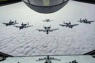 Amerykańskie A-10 Thunderbolt II podążają za Boeingiem KC-135 Stratotankerem